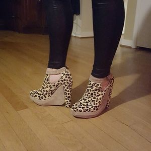 Plomo Julieta Pony leopard platform wedge 5"